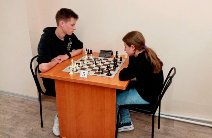 Владислав Кочнев выиграл чемпионат Бийска по быстрым шахматам